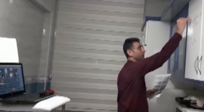 Onun için kalemin yazabileceği bir yer öğretmeye yeter